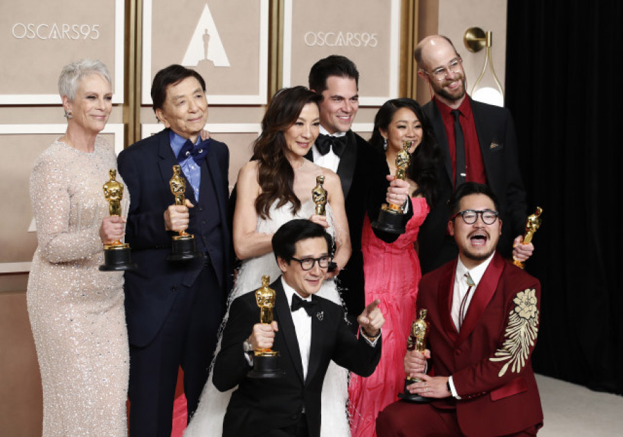 "Todo a la vez en todas partes" triunfa en los Óscar con 7 estatuillas