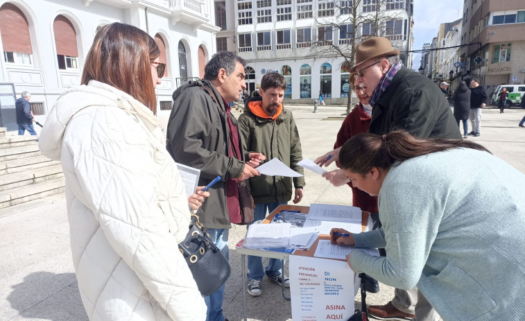 Jubilados y pensionistas recogen firmas contra las barreras digitales en la administración