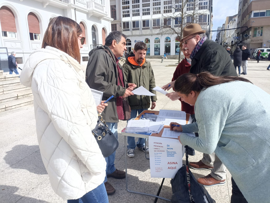 Jubilados y pensionistas recogen firmas contra las barreras digitales en la administración