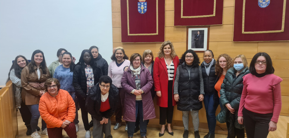 Una veintena de naronesas de los cursos de formación visitaron la casa consistorial