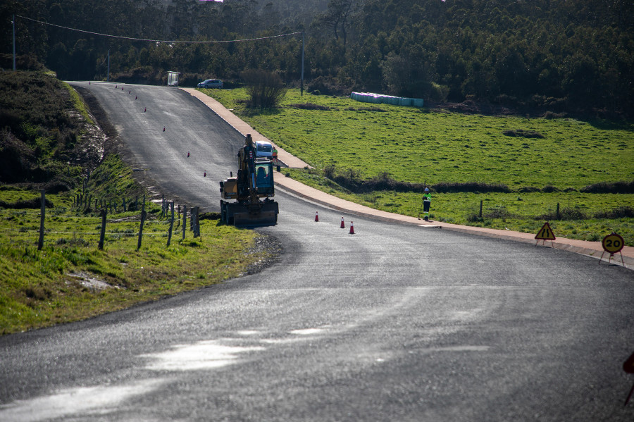 La Diputación inicia los últimos trabajos en la carretera de acceso a los acantilados de Loiba