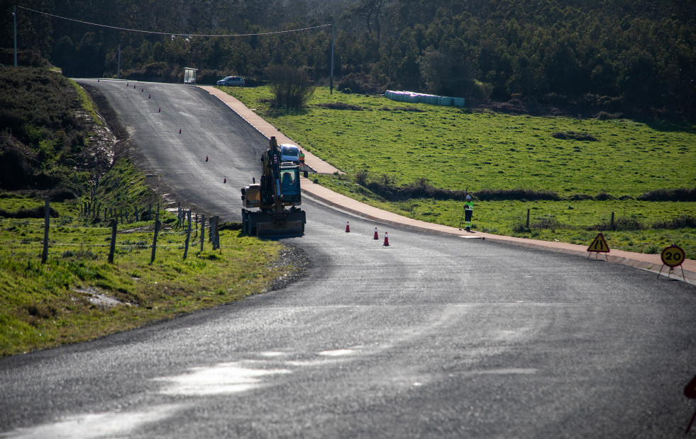 La Diputación inicia los últimos trabajos en la carretera de acceso a los acantilados de Loiba
