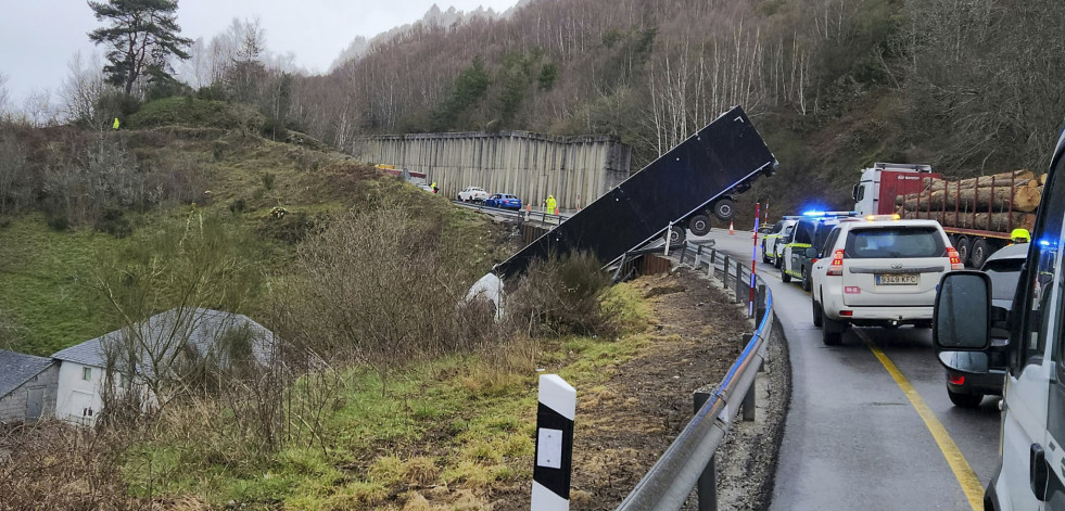 Un accidente deja un trailer suspendido en una pendiente de la N-VI en Pedrafita
