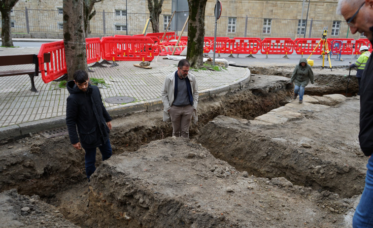 Aparecen restos de la posible puerta medieval de la muralla de Ferrol en la calle San Francisco