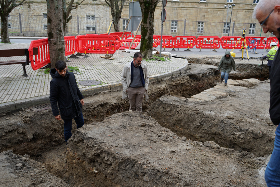 Aparecen restos de la posible puerta medieval de la muralla de Ferrol en la calle San Francisco