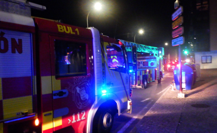 Un incendio y una señora mayor caída movilizan a los bomberos del Speis