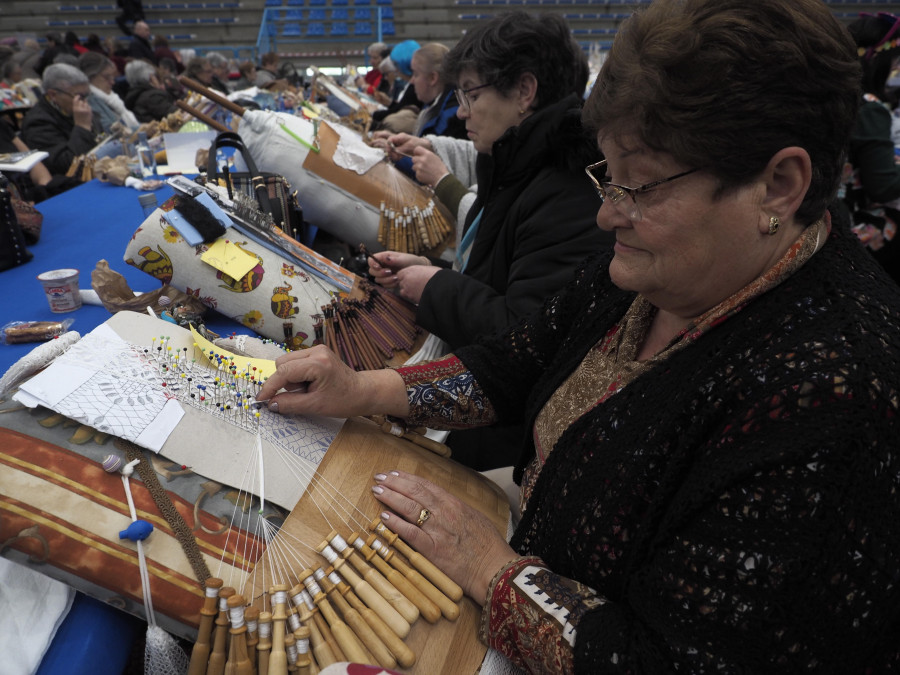 430 amantes de los bolillos se dan cita  en la Xuntanza de Palilleiras de Fene