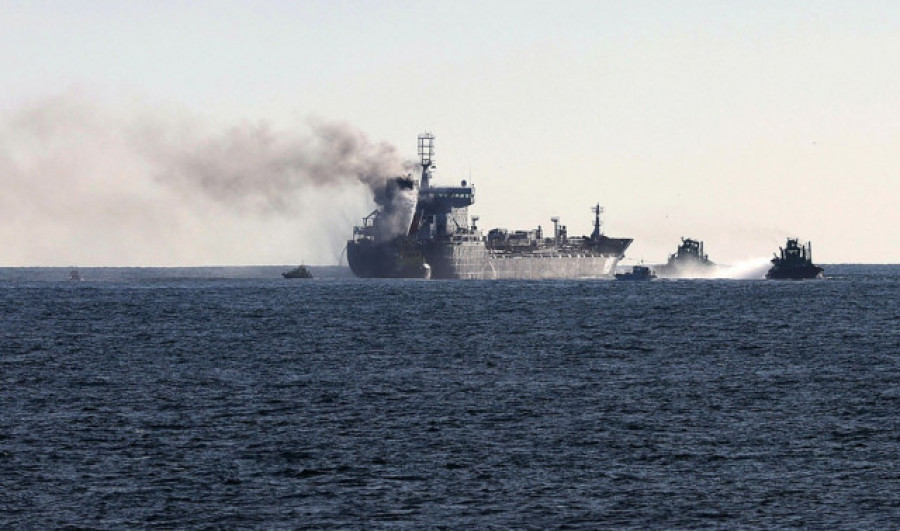 Portugal pospone la entrada a puerto del petrolero que se incendió frente a Oporto