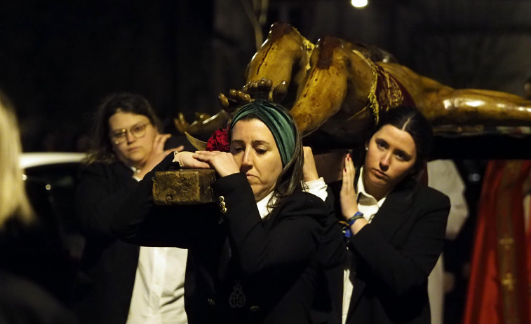 El Via Crucis por Ferrol Vello preludia las procesiones de la Semana Santa
