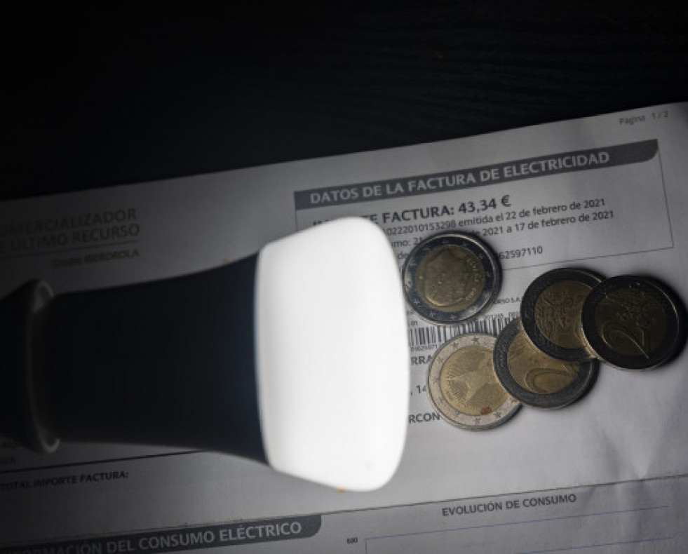 EuropaPress 4165635 lampara refleja importe factura dia precio luz marcado minimo primera vez dos 17 1