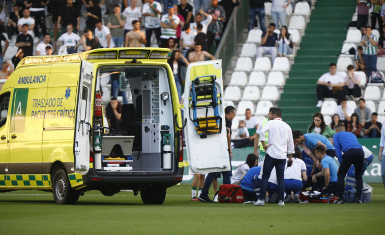 Suspendido el Córdoba - Racing de Ferrol tras desvanecerse un jugador sobre el terreno