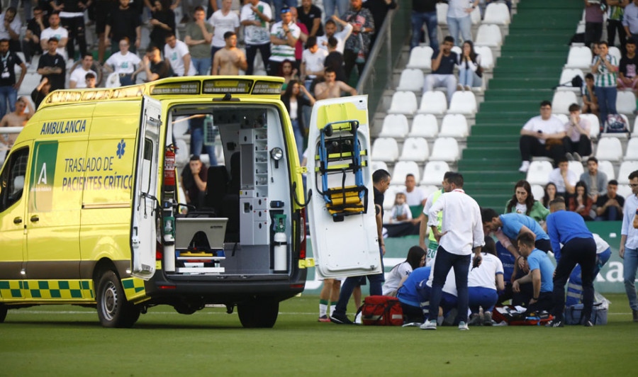 Suspendido el Córdoba - Racing de Ferrol tras desvanecerse un jugador sobre el terreno