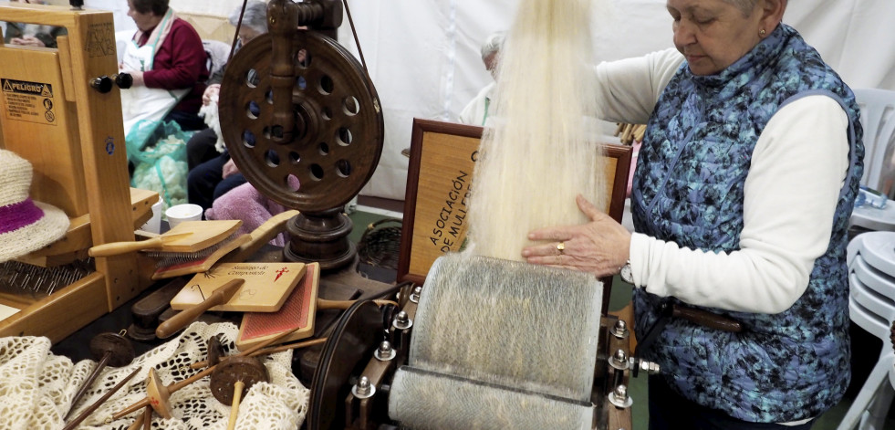 La lana se paseó con orgullo por Cabanas de la mano de una veintena de artesanos
