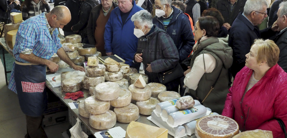 Gran éxito de afluencia y ventas en la quinta Feira do Queixo de Moeche
