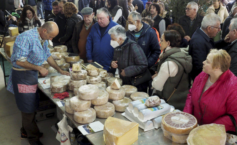 Gran éxito de afluencia y ventas en la quinta Feira do Queixo de Moeche