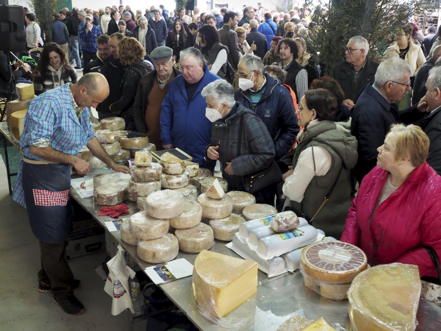 Gran éxito de afluencia y ventas en la quinta Feira do Queixo de Moeche