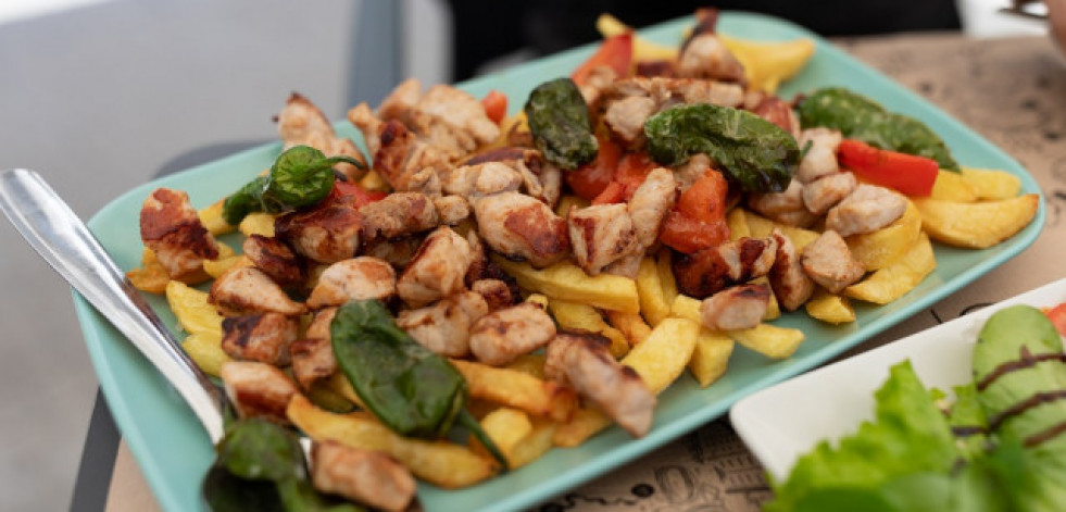 Raxo, pimientos de padrón y pulpo a la gallega: los platos tradicionales líderes del delivery en Galicia