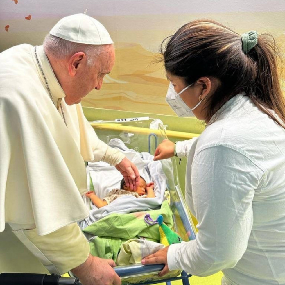 El papa visita a niños y bautiza a un bebé durante su ingreso hospitalario
