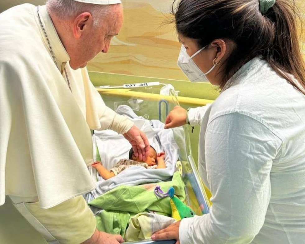 EuropaPress 5094025 papa bautiza miguel angel bebe pocas semanas vida ingresado planta oncologia 173