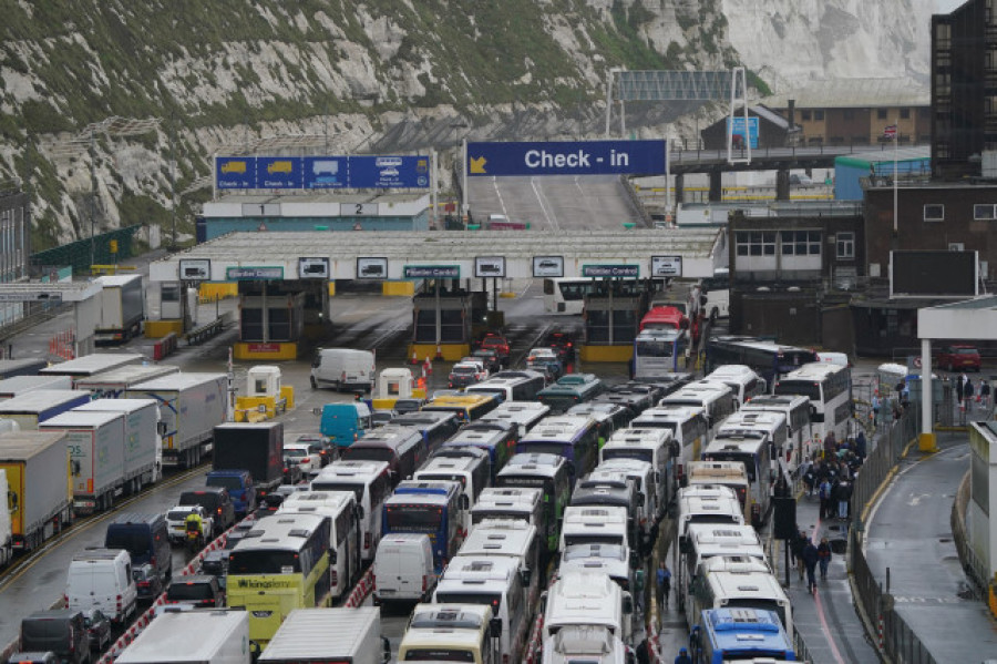 El puerto de Dover alerta de largas colas para cruzar a Francia por los controles