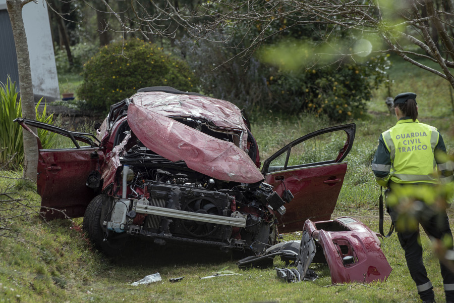 Cuatro muertos y un herido grave al precipitarse por un barranco un coche en Xove tras salirse de la vía