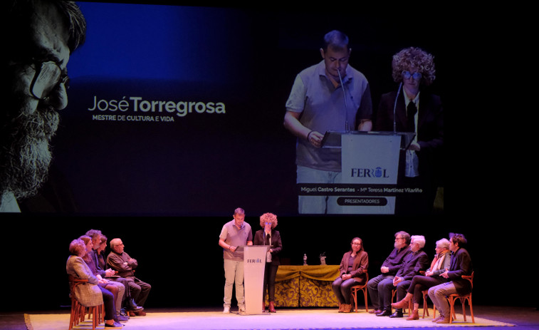 Numeroso público y amigos arroparon a José Torregrosa en su merecido homenaje