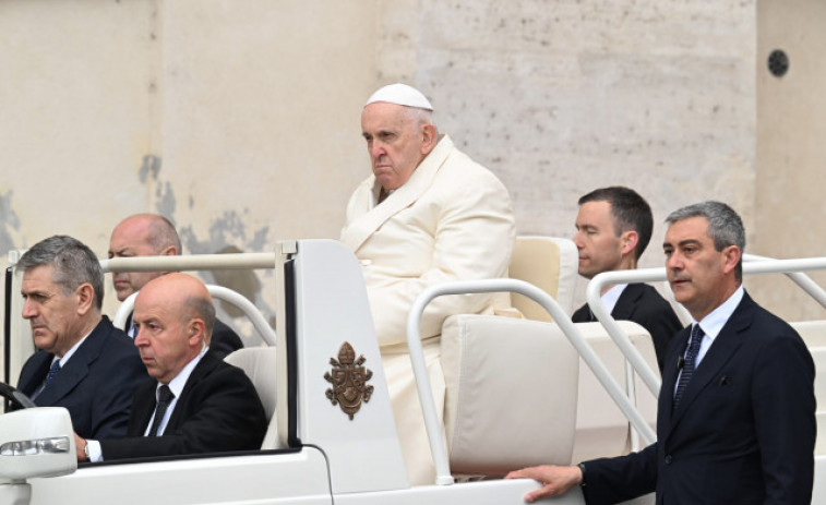 El papa reaparece en la plaza de San Pedro tras su alta hospitalaria