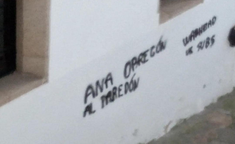 Aparecen pintadas en el casco histórico de Pontedeume contra Ana Obregón