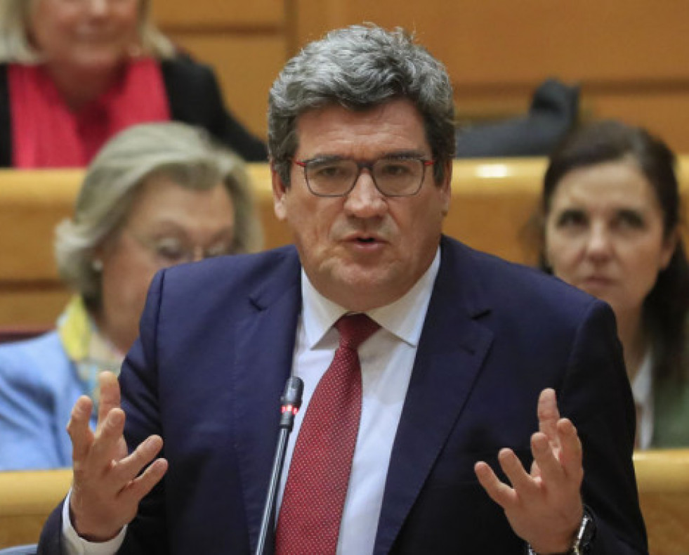 ElministroEscrivduranteunasesindelCongresoaec