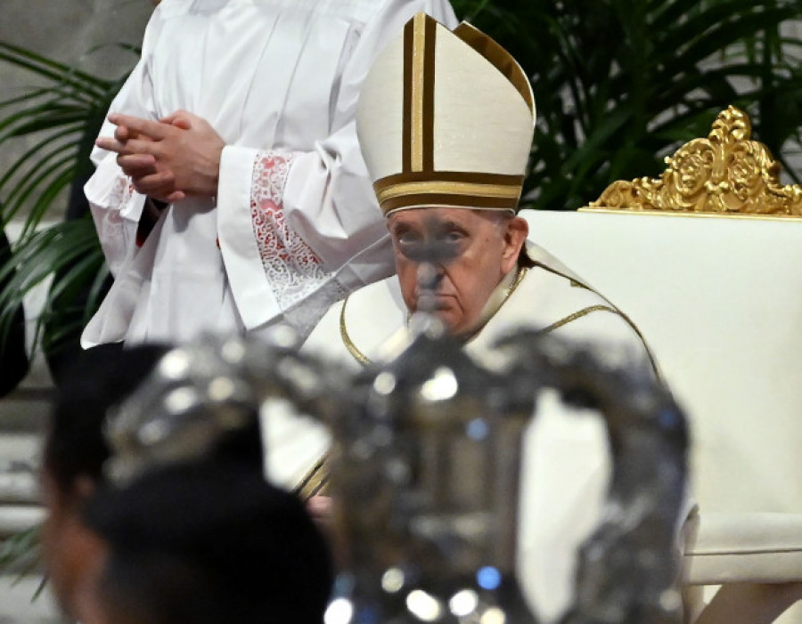 El papa Francisco lava los pies de doce jóvenes presos el Jueves Santo