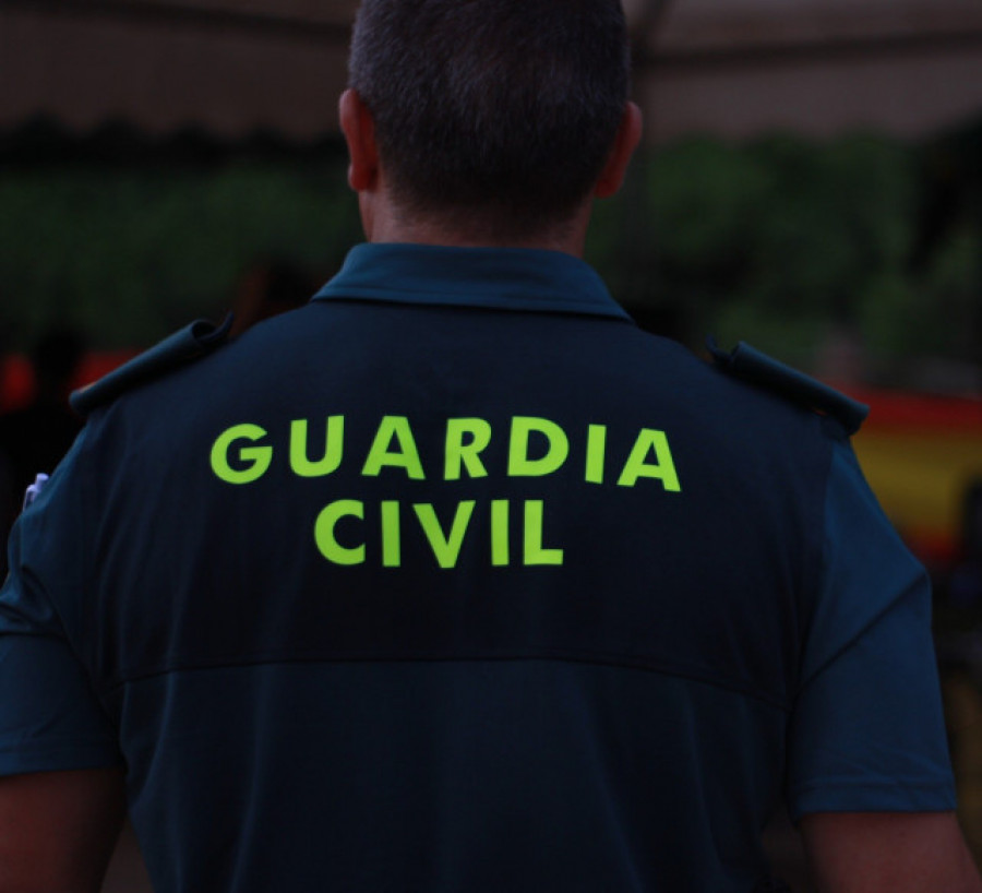 La Guardia Civil impide que un vecino de Melide apuñale a un familiar