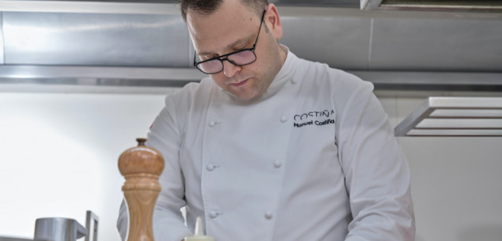 El chef Manuel Costiña prepara una comida solidaria por el Día del Parkinson