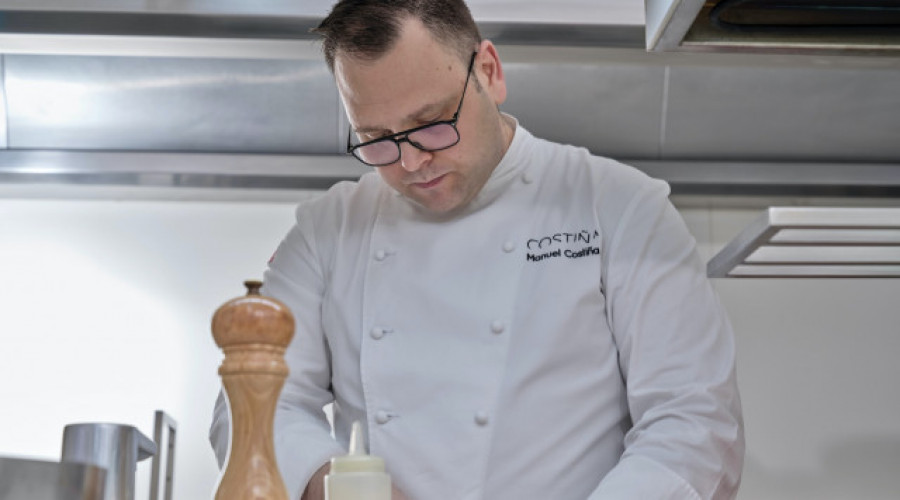 El chef Manuel Costiña prepara una comida solidaria por el Día del Parkinson