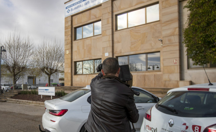 Dos trabajadores intoxicados y 60 desalojados en incendio de fábrica en Soria