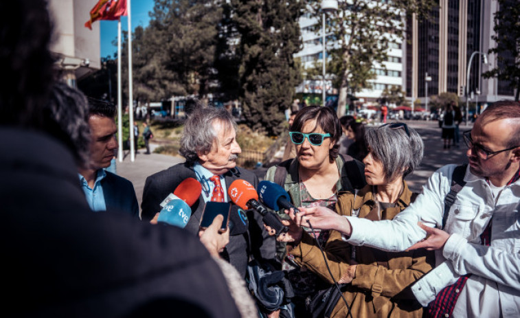 El policía al que una activista de FEMEN acusa de agarrarla del pecho lo niega ante el juez y dice que usó una técnica