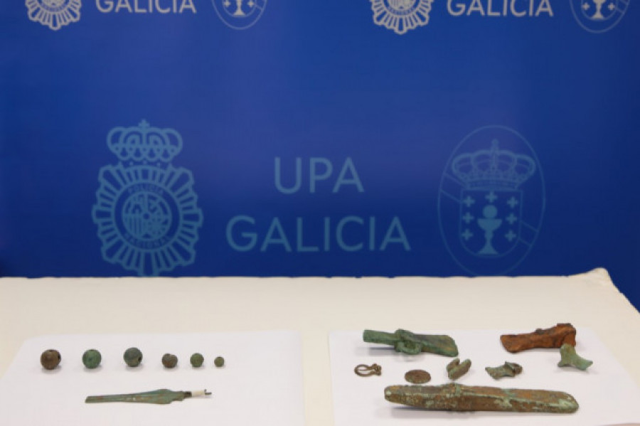 La Policía gallega recupera quince piezas de la Edad de Bronce que un hombre intentaba vender en internet