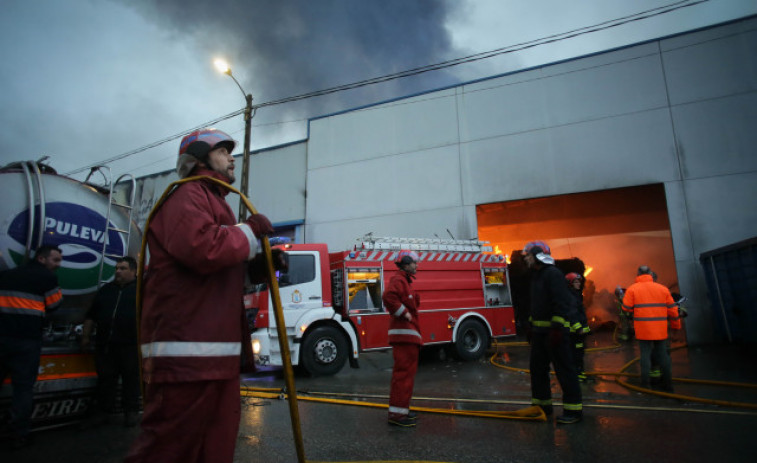 El incendio de la nave de reciclaje de Vilalba se da por extinguido