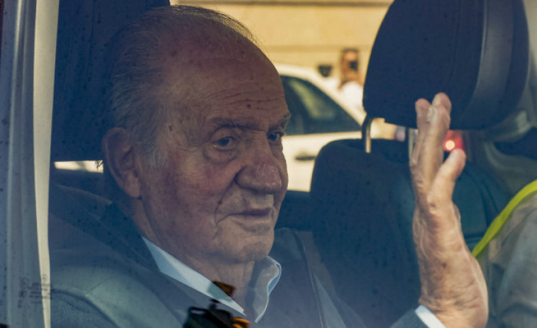 Juan Carlos I saluda a la prensa a su llegada a la casa de Pedro Campos