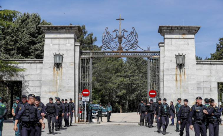 Los restos de Primo de Rivera salen de la basílica del Valle de los Caídos