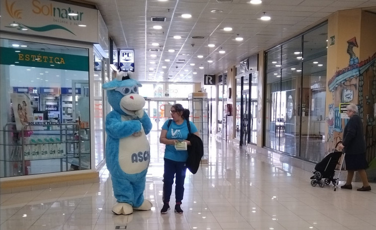 La ASCM abre una tienda solidaria en el centro comercial Narón para financiar sus actividades