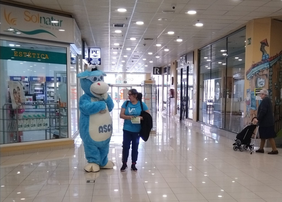 La ASCM abre una tienda solidaria en el centro comercial Narón para financiar sus actividades