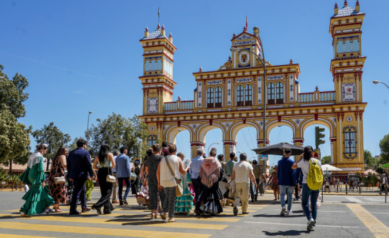 Una niña herida y dos mulos muertos en un incendio en la Feria de Abril de Sevilla