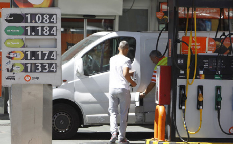 La gasolina baja un 0,6 % y el gasóleo un 1,5 % antes del Puente de Mayo