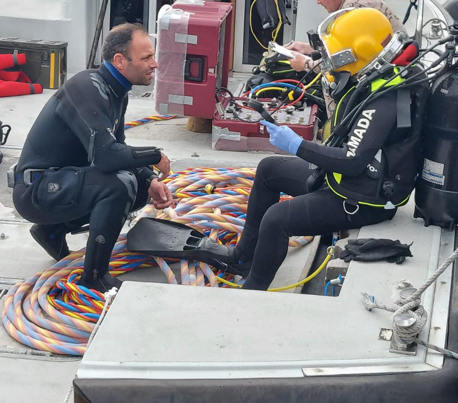 La Armada entrega a la Xunta dos esmeriles de bronce para que proceda a su restauración