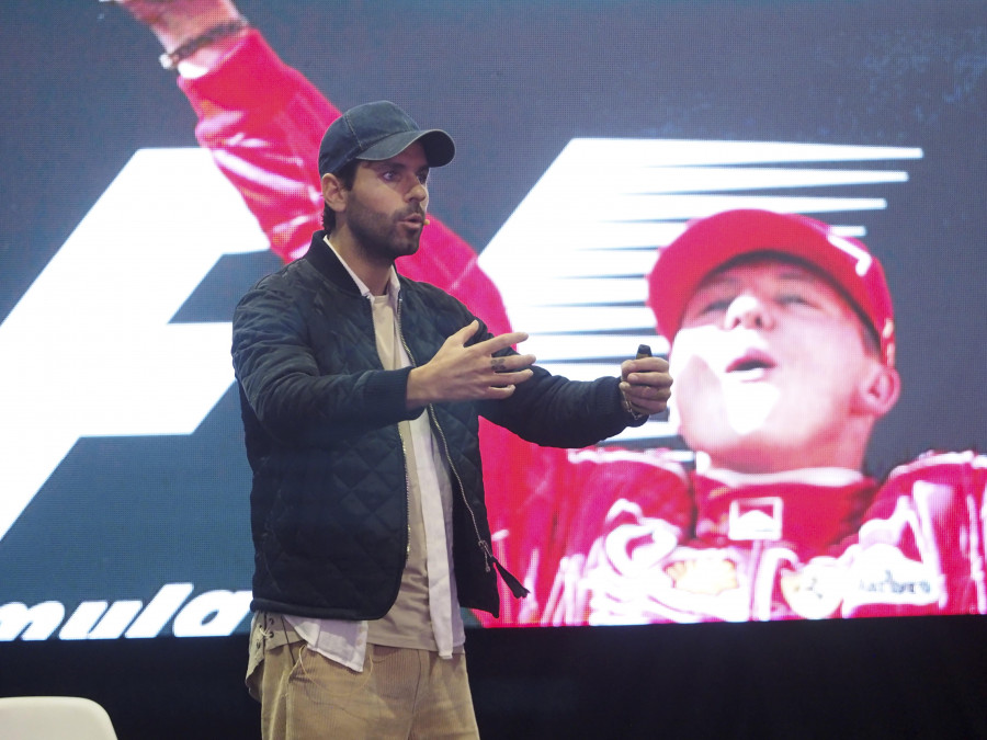 El expiloto Jaime Alguersuari estrenó hoy la Feira de Captación do Talento de Narón