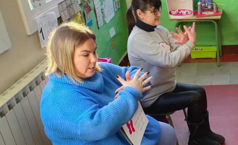 Más de un millar de escolares se acercan a la lengua de signos en Ferrolterra