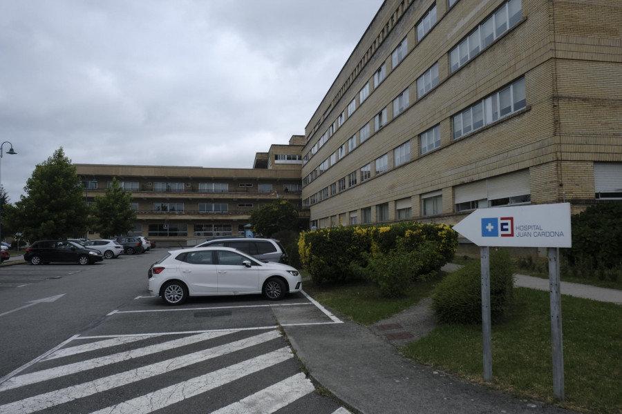 Impacta en Ferrol con su vehículo contra una fachada y acude al hospital por su propio pie