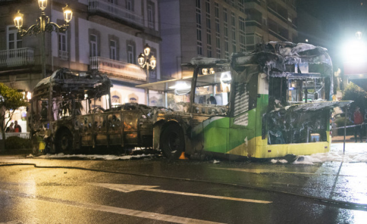 Prisión para el presunto autor del incendio de un bus en Vigo y libertad para su pareja, empleada de Vitrasa