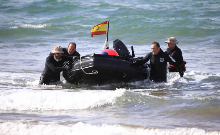 Buceadores de la Armada extraen restos de munición de una playa vizcaína