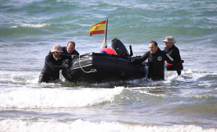 Buceadores de la Armada extraen restos de munición de una playa vizcaína